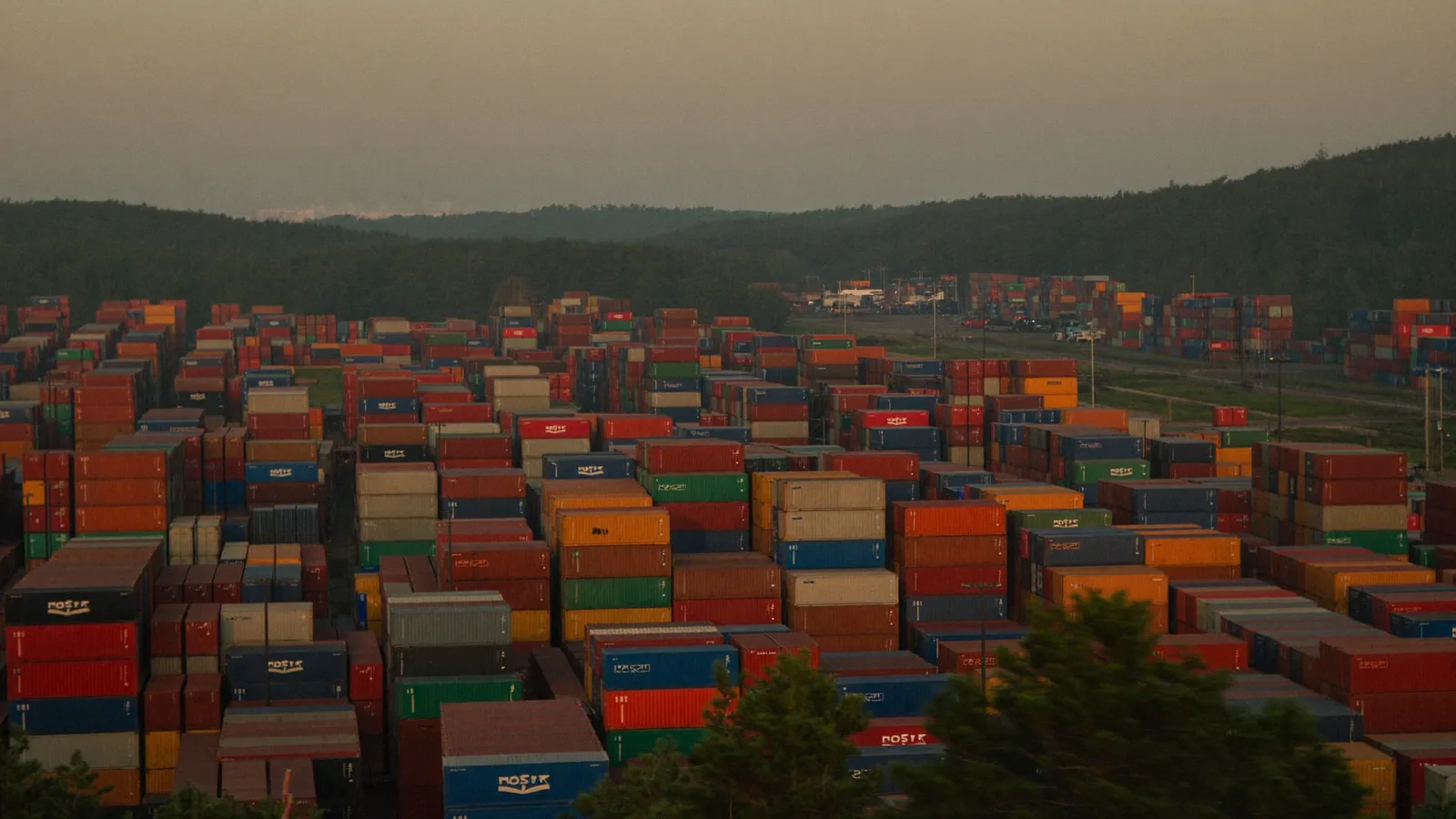 Contenedores apilados en un puerto europeo a última hora de la tarde